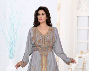 Caftan marocain élégant Robe abaya brodée en georgette avec manches longues et col en V fabriquée à la main en Inde pour l'Aïd et les fêtes - Product Image 1
