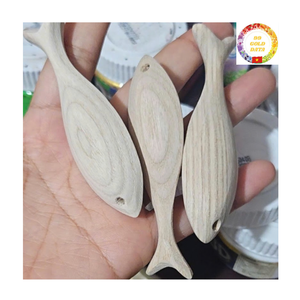 Estatuilla de peces de madera hecha a mano Vietnam artesanía rústica decoración del hogar perfecta para tiendas de regalos coleccionistas y resorts - Product Image 3