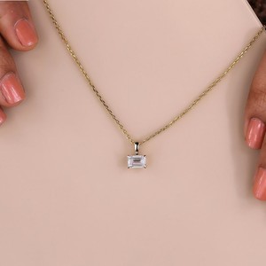 Collier pendentif solitaire en or jaune 14 carats avec diamant de laboratoire taille émeraude de 1 carat, serti à griffes, certifié IGI, chaîne de 16,5 pouces |   Fini - Product Image 4