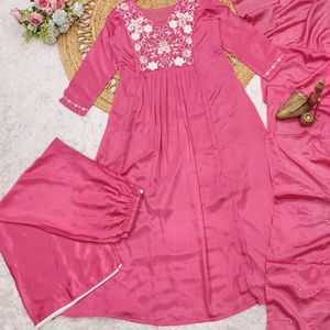 ลายดอกไม้ Chinon anarkali kurti งานปักลวดลายสวยงามเงาสบายเหมาะสำหรับงานเทศกาลและงานตอนเย็น - Product Image 1