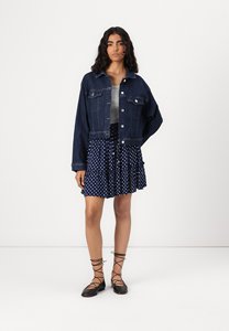Meilleure vente Veste en jean pour femme en denim bleu moyen Fermeture à boutons et poches poitrine conçues pour les femmes pour un confort en toutes saisons - Product Image 3