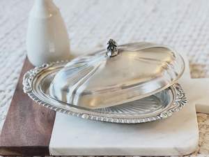 Beurrier en métal traditionnel avec couvercle surélevé, construction robuste, idéal pour une utilisation quotidienne en cuisine et à table - Product Image 5