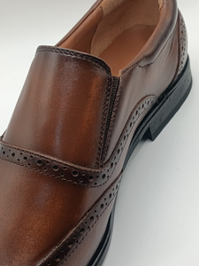 Conjunto de zapatos de cuero marrón premium para hombre, diseñados para brindar durabilidad y un aspecto profesional, con pulido suave y suela cómoda. - Product Image 6