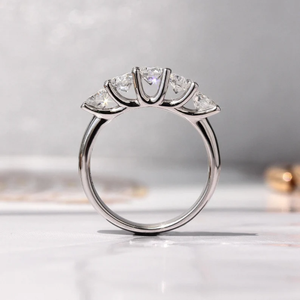 แหวนเพชรทรงกลมแบบ Pave Set  ผลิตในห้องปฏิบัติการ ได้รับการรับรองจาก IGI น้ำหนัก 1 กะรัต  วงแหวนชุบเงิน สำหรับงานแต่งงานและงานปาร์ตี้ - Product Image 5