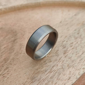 Elegante anillo de bodas de compromiso para mujer con acabado mate plano Chapado en titanio, banda artesanal de moda para fiestas, aniversarios - Product Image 4