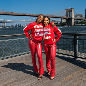 Sudadera Casual de Invierno Delta Sigma Theta Sorority, Bordado 'Devastating Dyna' en Rojo, Ropa Universitaria DST Sorority, Logotipo Personalizado - Product Image 3