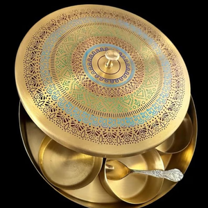 Boîte à épices en laiton de style élégant pour une organisation de cuisine haut de gamme, créant un espace de cuisson propre et raffiné - Product Image 1