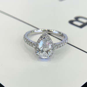 Anillo de Diamantes de Laboratorio con Certificación IGI, Corte Pera, 2.00ctw, Halo, Corte Catedral, DEF VVS-VS, Joyería Elegante para Boda - Product Image 1