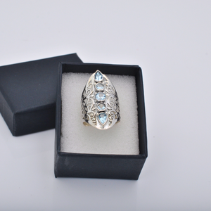 Bague en argent sterling 925 faite à la main pour femme Topaze bleue indienne Ensemble de cinq pierres pour mariages Fiançailles et fêtes - Product Image 4