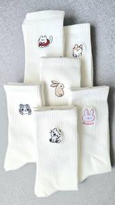 ODM chaussettes d'équipage en coton personnalisées multicolores hommes femmes adolescents vêtements d'entraînement quotidiens anti-dérapant broderie personnalisée conception animale - Product Image 3