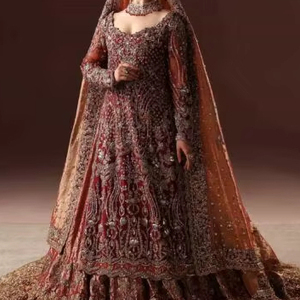 MAGNIFIQUE ROBE DE MARIÉE LONGUE KURTA,TRAIL LEHENGA & DUPATTA AVEC PERLES DE VERRE EN CRISTAL EMBELLIES, TRAVAIL DABKA POUR MARIAGE = 2025 - Product Image 1