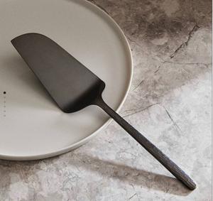 Serveur à gâteau élégant en acier inoxydable au design de qualité supérieure avec poignée ergonomique pour les anniversaires de mariage et les fêtes d'anniversaire - Product Image 2