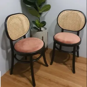 Silla de comedor Hugo de madera maciza de teca de alta calidad con respaldo de ratán tejido y asiento de terciopelo suave con color negro para interior. - Product Image 1