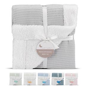 Couverture en peluche grise motif nid d'abeille, technique de tissage, motif uni - Product Image 1