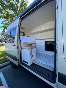 Camping-car Mercedes-Benz Sprinter 2500 4x4 2022, 1 100 miles, conversion en camping-car, moteur turbodiesel V6, blanc, charge utile de 4 000 kg - Product Image 6