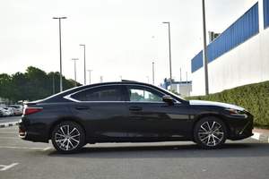 Nouvelles voitures d'occasion avec boîte de vitesses automatique Sièges en cuir foncé Caméra arrière Essence Carburant R20 Taille des pneus FWD Drive - Product Image 5