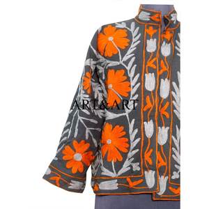 Chaqueta de mujer con bordado floral hecho a mano, estilo Suzani, entallada, acolchada, transpirable, ecológica, para invierno, para uso en exteriores. - Product Image 2