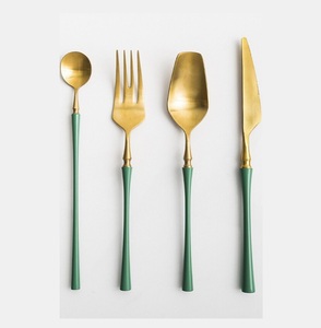 Ensemble de couverts en acier et en laiton fabriqués par des artisans, avec des matériaux de haute qualité et des détails exquis pour la salle à manger - Product Image 1