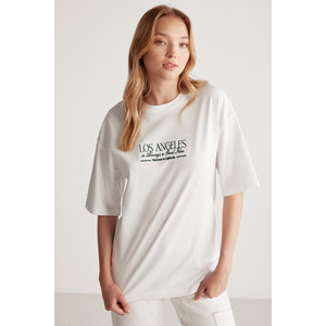 GRIMELANGE Janna Camiseta de cuello redondo con estampado urbano de gran tamaño para mujer / Estampado en la parte delantera y trasera - Product Image 1