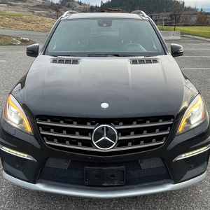 Mercedes-Benz ML63 AMG 2012 d'occasion, 550 ch, V8 biturbo, transmission intégrale, pack performance P30 AMG, non modifié - Product Image 1