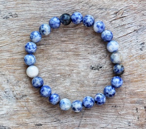 สร้อยข้อมือลูกปัดหินธรรมชาติสีฟ้าโซดาไลต์ปรับความมีเสน่ห์ได้สไตล์คลาสสิกสำหรับการรักษาวันครบรอบแต่งงานหรือของขวัญปาร์ตี้ - Product Image 1