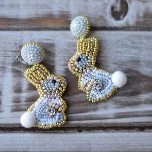 Boucles d'oreilles pendantes tendance en coton de haute qualité plaqué or, faites à la main, légères, ornées de perles, forme ovale, style bouddhiste, par HUSSAIN CRAFTS - Product Image 1