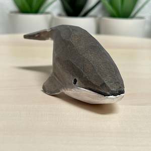 YEEYAYA intagliato a mano 4.2 pollici scultura in legno grigio balena figurina vita marina decorazioni per la casa per soggiorno o camera da letto - Product Image 1