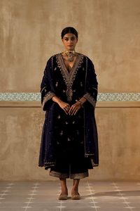 PRESENTANDO NUEVO CONJUNTO DE TOP DE TERCIOPELO PESADO DE BUENA CALIDAD CON PRECIOSO PLAZZO DE TERCIOPELO BORDADO Y PESADO - Product Image 3