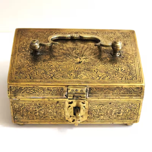 Una gran caja octogonal de latón dorado con un mango audaz y dos remates en forma de aguja en la tapa. - Product Image 4