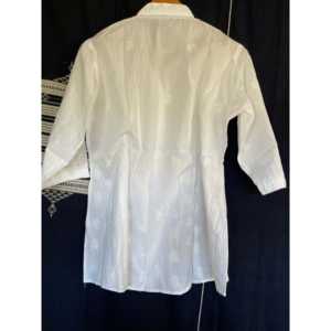 Top corto blanco sobre blanco con botones bordados para cubrir el traje de baño - Product Image 4