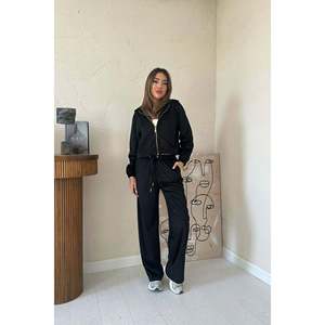 Costume élégant en velours fin noir à deux pièces pour femmes - Product Image 1