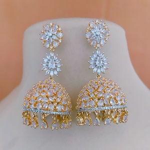 Elegantes pendientes de circón en tono dorado con hermosas piedras AD Shine para mujeres y niñas para ropa de fiesta de boda - Product Image 1