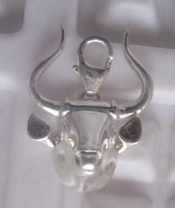 Amuleto Corazón Bull-Silver Religioso y Adorable de Acero Inoxidable y Aleación de Zinc con Baño de Oro y Piedra Principal de Zirconia, Regalo - Product Image 1