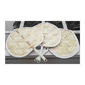 Abanico hecho a mano con material de bambú natural colorido en forma de corazón HOJA DE plam abanico para verano 99GD de Vietnam - Product Image 5