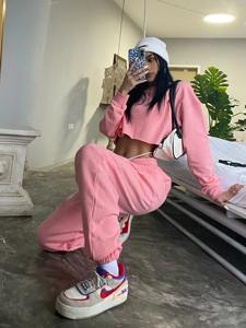 Ensemble de sport 2 pièces personnalisé pour femme, haute qualité, logo et couleur personnalisés, respirant, 100 % polyester, pantalon de jogging et crop top taille haute - Product Image 3