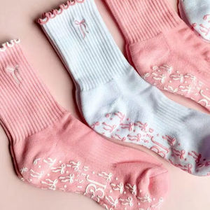 ถุงเท้าโยคะกันลื่น ถุงเท้าข้อสั้น ผ้าฝ้ายเนื้อนุ่ม ยืดหยุ่น เหมาะสำหรับออกกำลังกาย พิลาทิส บาร์เร่ ฟิตเนส สวมใส่สบาย สไตล์ลำลองสำหรับการใช้งานในชีวิตประจำวัน - Product Image 4