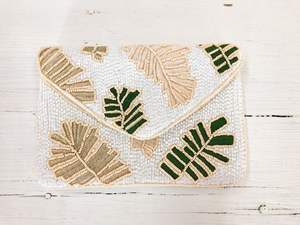 Monedero de forma cuadrada bordado con cuentas y lentejuelas ligeras hechas a mano - Product Image 3