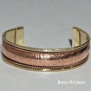 Juego de Brazaletes de Latón Vintage con Grabado Floral, Brazalete Ancho y Brazalete Delgado, Joyería Boho, Brazaletes Apilables de Latón con Detalles en Azul Marino - Product Image 3