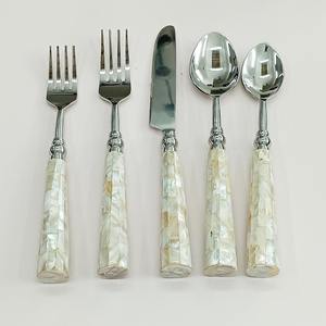 Ensemble d'épandage de fromage en acier inoxydable plaqué argent avec poignée décorative d'abeille de miel en laiton de mariage - Product Image 4