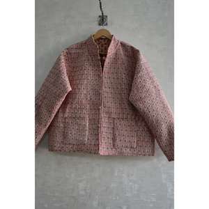 Chaqueta Acolchada Tejida a Mano con Botones y Estampado Floral en Bloques de Algodón Natural, Ropa de Invierno Cálida y Sostenible de Manga Larga - Product Image 1