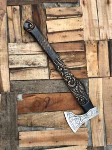 Hache industrielle authentique sur le thème des Vikings, lame en acier à haute teneur en carbone forgée à la main, manche en bois décoratif pour historique - Product Image 2
