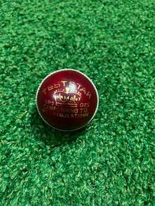 Pelota de Críquet de Cuero Cosida a Mano Roja OEM, Pelota Dura de Partido de 4 Piezas - Product Image 2