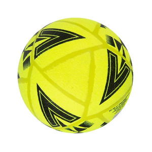 Ballon de football cousu à la machine en PVC de 2.7mm de qualité d'entraînement de taille 3 avec pompe de football pour l'entraînement et la promotion - Product Image 1