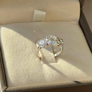 เครื่องประดับเจ้าสาวสุดคลาสสิก สง่างาม ไม่เคยล้าสมัย แหวนหมั้นเพชรทรงกลม 1.5 กะรัต เพชรเลี้ยงในห้องปฏิบัติการ ประดับเพชรสามเม็ด ทอง 14K - Product Image 4