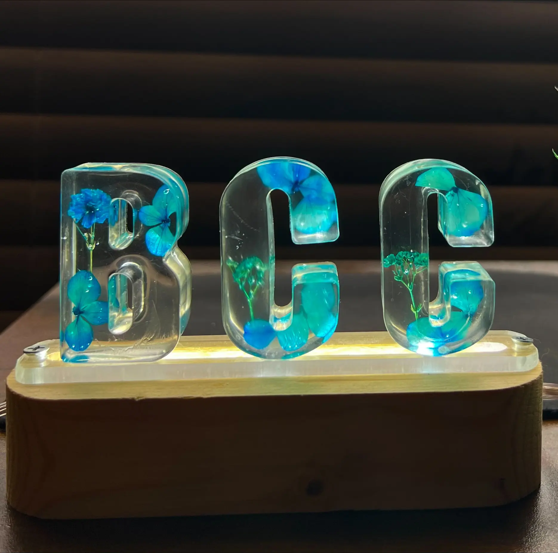 Meilleure vente lampe de table en bois personnalisée avec nom et lettre avec résine époxy ovale 3D acrylique USB lampe de table led support mural en bois