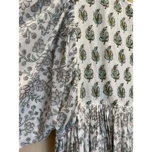 Blusa de Satén y Chifón con Estampado Floral para Mujer, Marca GYPSY, con Lentejuelas Bordadas y Encaje, Talla Única, Disponible en Talla XL, Diseño Floral Verde Fresco - Product Image 6