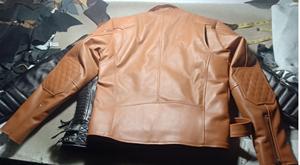 Vestes en cuir personnalisables pour hommes de High Street Ceinture teintée de couleur unie Poches à glissière noires Motif de lettres Service OEM Pakistan - Product Image 4