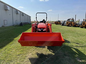 Chargeur de tracteur Kubota avec godet frontal, moteur diesel rouge, type à roues - Product Image 3