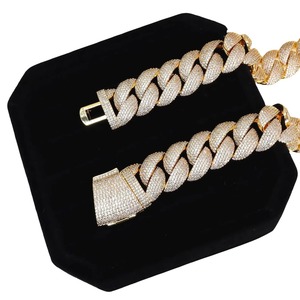 Pendentif Moissanite VVS en or 14 carats et 18 carats en forme de cœur pour homme - Product Image 4