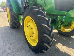 Tracteur agricole John Deere d'occasion de qualité à vendre / John Deere 5065E à vendre - Product Image 3